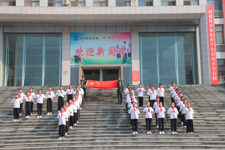 禮贊祖國 万泰舉行“我與國旗合影·青春告白祖國”活動